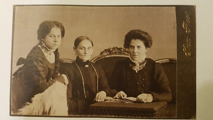 Klara Wilhelmiina ja nuorimmat tyttret Bertha Emilia ja Anni Alina