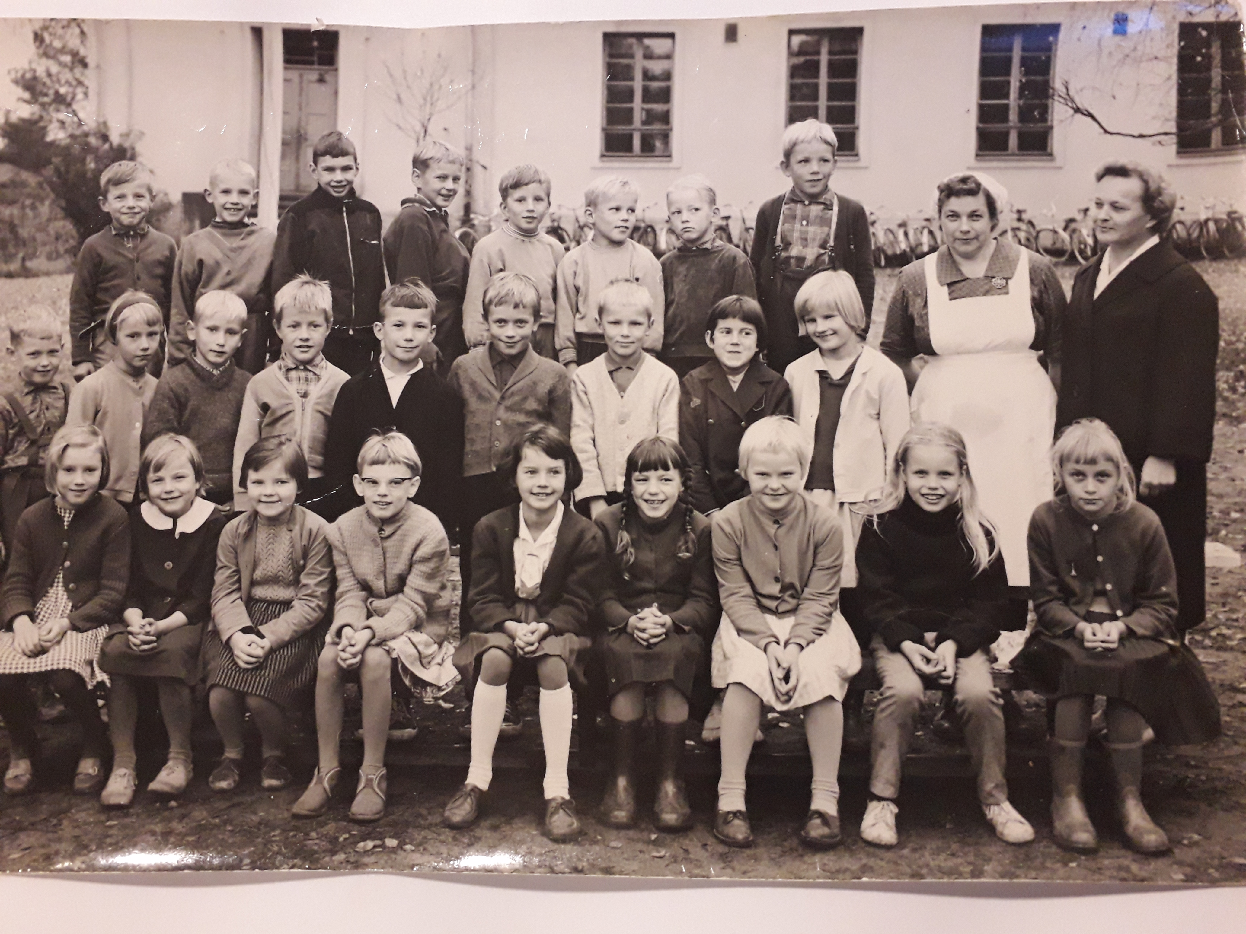 Kivikoulun edess oppilaita ja opettajia, kuva vuodelta 1963