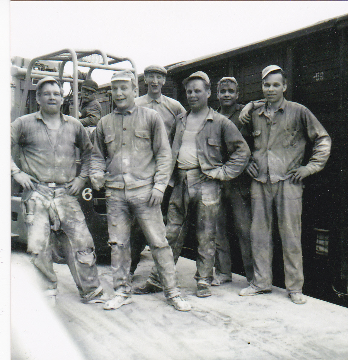 Pojat työnteon lomassa, urakka Lohjan mineriittitehtaalla