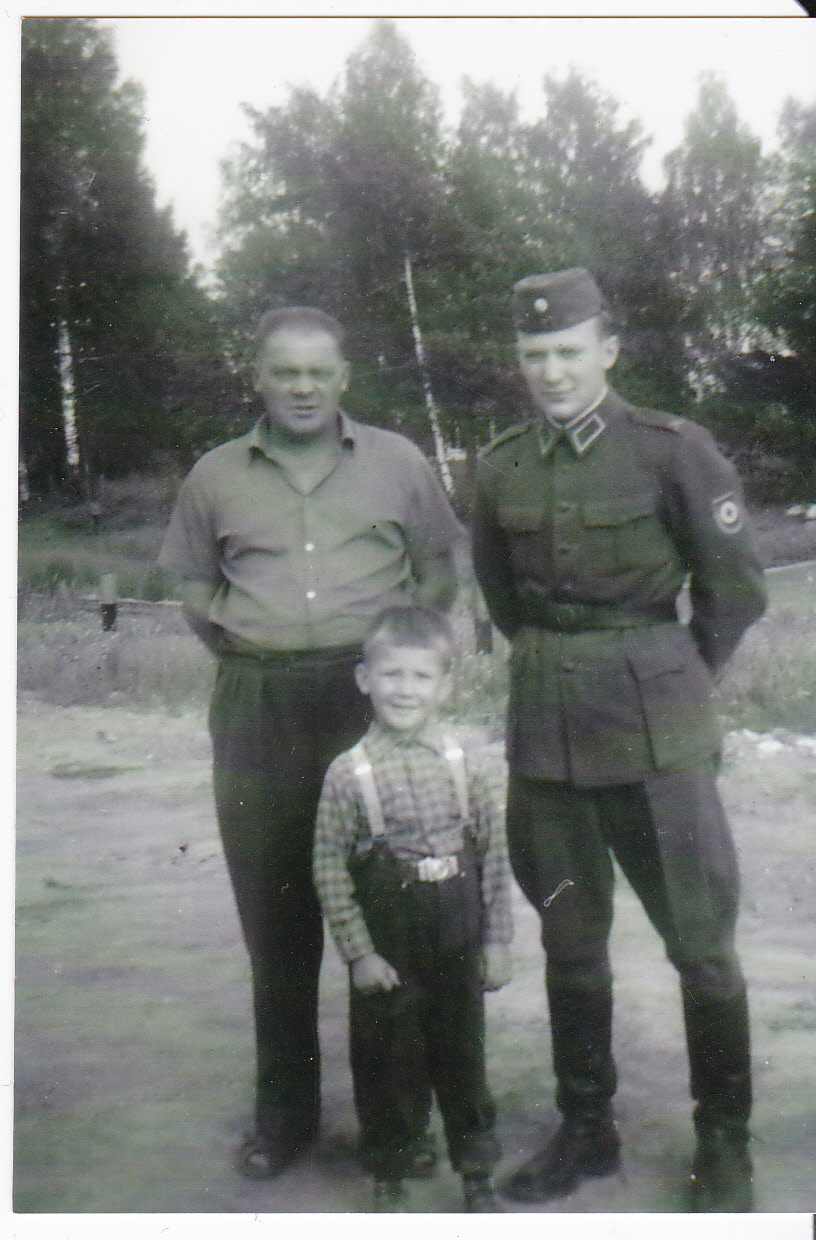 Isä ja pojat; takana, Aarne Vainio ja Reijo Vainio, edessä Olavi Vainio