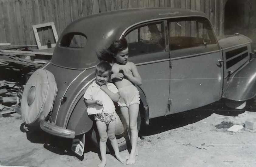 Pertin auto, lapset Tuula ja Kari, vuosi 1961